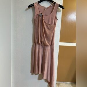 Women’s beautiful dress pink, sizer is small, worn, like new, great condition.